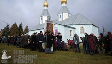 В Урвенні активісти ПЦУ пробують захопити храм УПЦ. Паства просить молитов