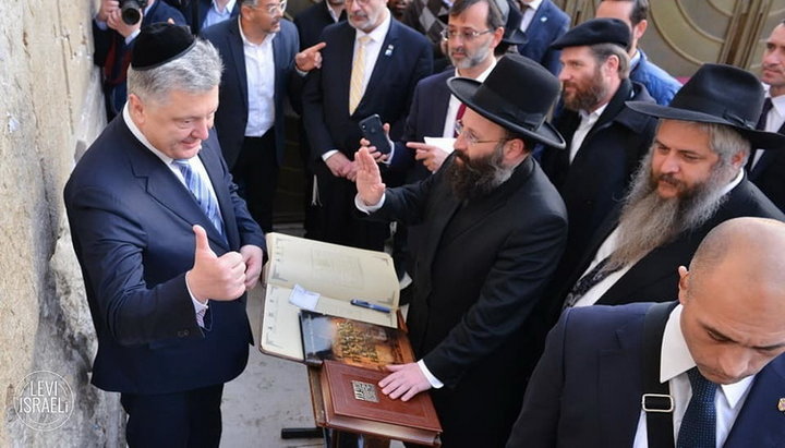 Порошенко в кипе молился у Стены Плача за благосостояние Украины