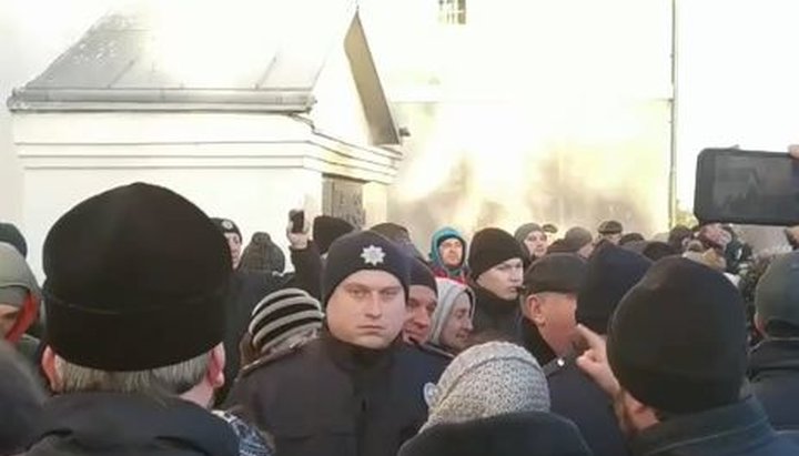 В селе Жидычин сторонники ПЦУ заблокировали храм