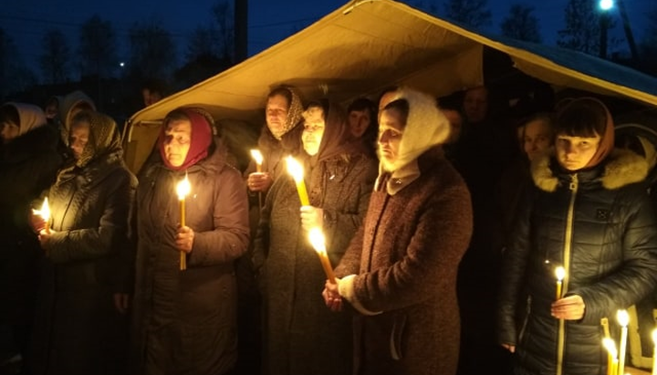 Богослужение во дворе заблокированного храма села Раков Лес