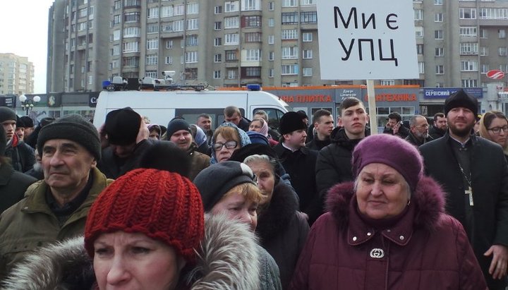 Молитовне стояння в Луцьку: на площі перед ОДА та «за лаштунками»