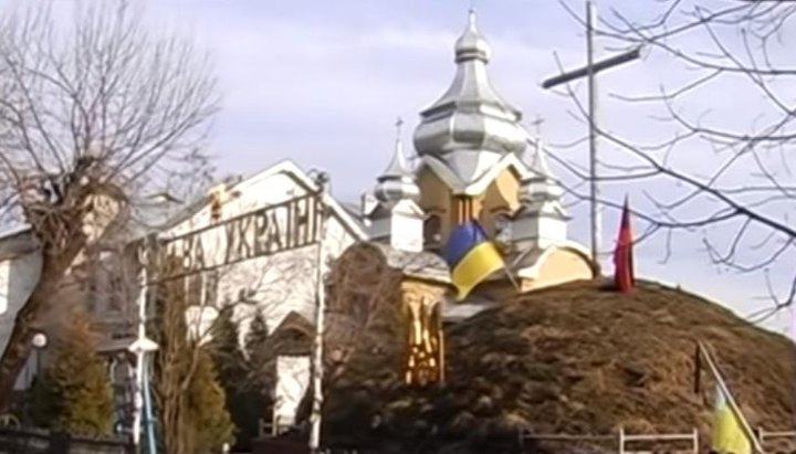У прикарпатському Перегінському УПЦ КП та УГКЦ не можуть поділити каплицю