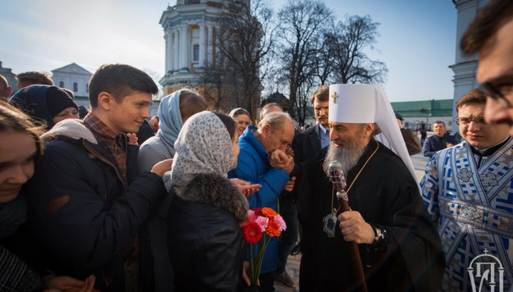 В лавре проходят празднования в честь Благовещения Пресвятой Богородицы
