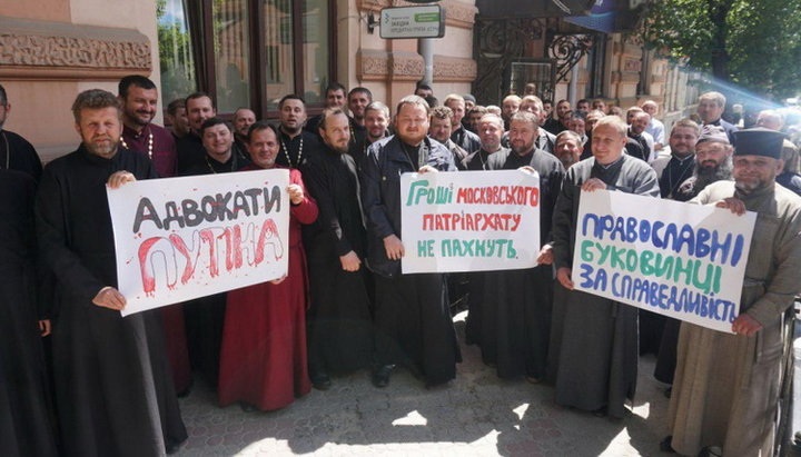 В Черновцах члены ПЦУ пикетировали офис адвоката, который защищает УПЦ