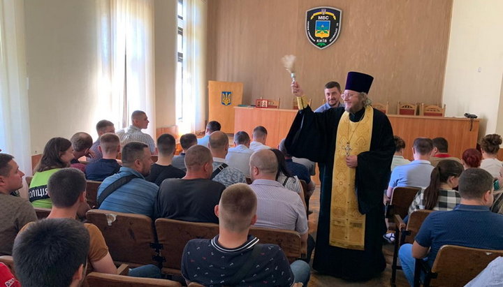 В Киеве клирик УПЦ провел для сотрудников полиции «Духовный час»