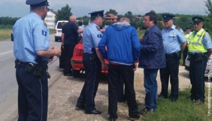 В Косово сербских паломников задержали на пути в православный храм