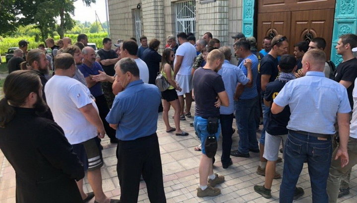 Прихожан УПЦ на "собрание религиозной общины" не пустили. Фото: Нежинская епархия