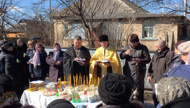 "Служба" УПЦ КП під храмом УПЦ в с.Іванків