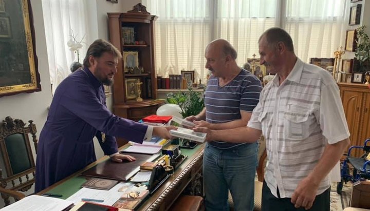Митрополит Александр (Драбинко) с "полномочными представителями" села Морозовка. Фото: Facebook