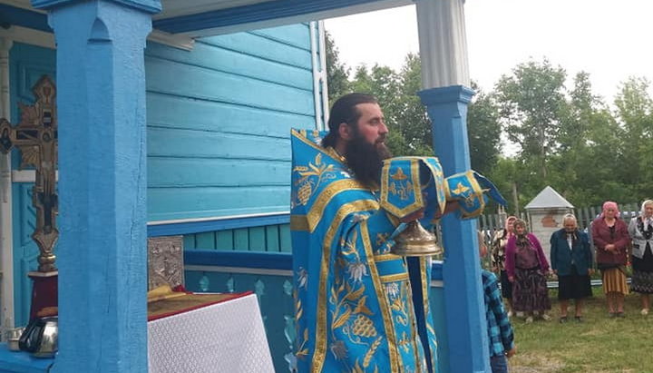 Τέλεσαν λειτουργία στη βεράντα: άλλη μία κατάληψη του ναού στο Lyudvishche