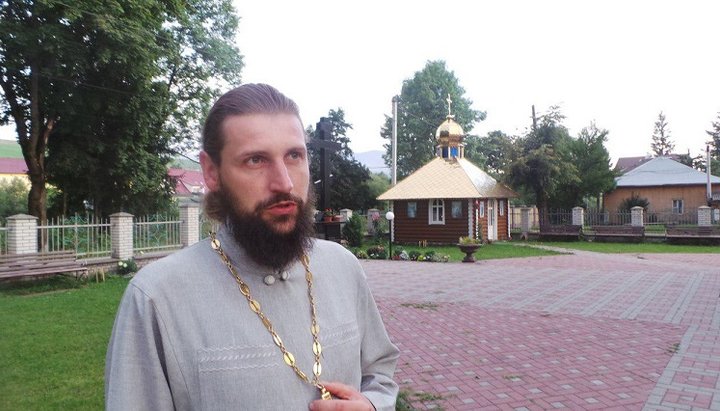 Священик УПЦ в Ясіні – активу ПЦУ: Скажіть, а хто ваш Бог?