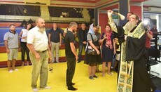 Боксер Василий Ломаченко принял участие в освящении спортзала в Запорожье