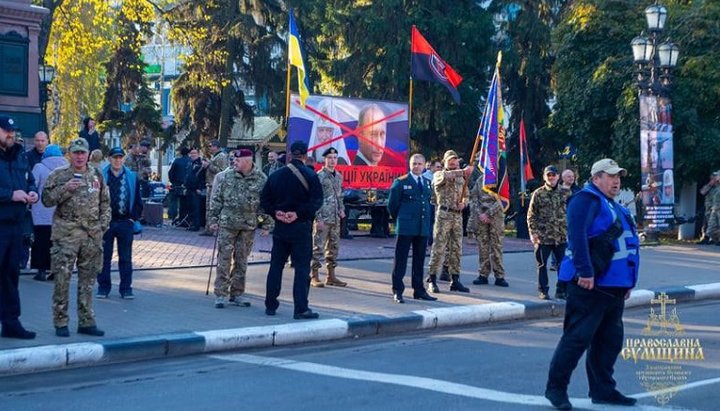 Радикалы в очередной раз попытались сорвать традиционное богослужение в центре Сум. Фото: Сумская епархия УПЦ