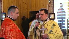 Клирик УПЦ КП отпустил грехи бывшему "регионалу" прямо на сессии горсовета