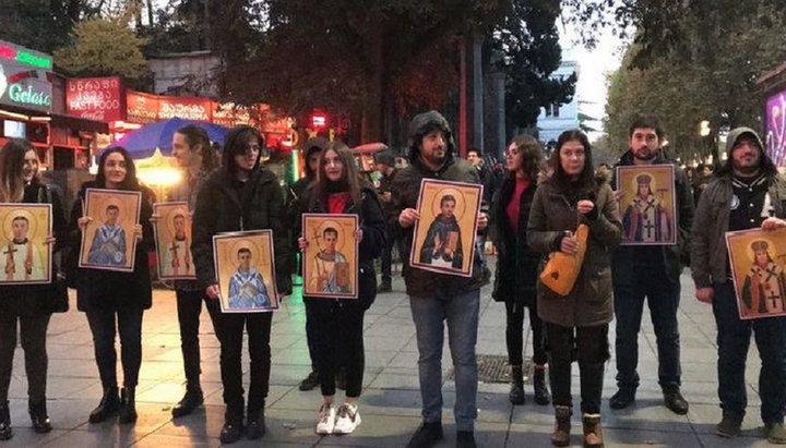 Перформанс с «иконами» миллиардера Иванишвили. Фото: sova.news