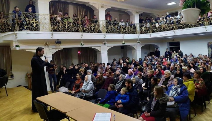 На «Молодежном неконцерте» с протоиереем Александром Клименко был аншлаг. Фото: facebook.com