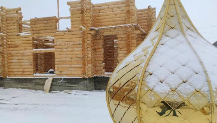 У Михайлівці готові купола на храм, що будується замість відібраного ПЦУ