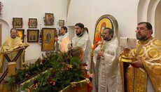 Out-of-staff ROC cleric Kirill Govorun concelebrates with OCU “clergy”