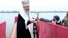 Какой-то мужчина схватил Блаженнейшего за руку…