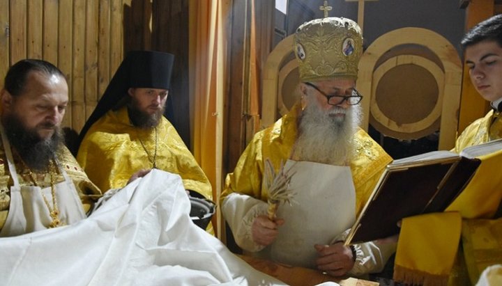 Чин освящения совершил митрополит Амвросий (Поликопа). Фото: Черниговская епархия