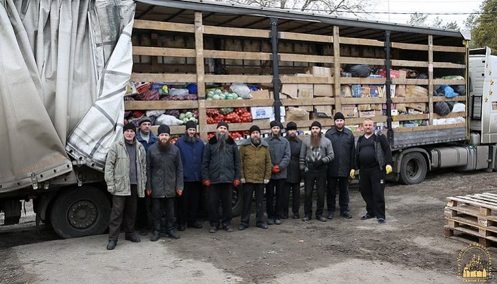 У Святогірську лавру привезли 27 тонн допомоги, зібраної віруючими Буковини