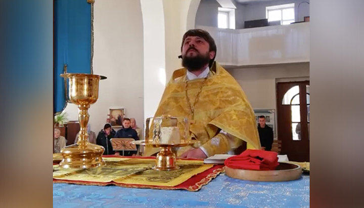 Στην ΟCU άρχισαν να «κοινωνούν» με πλαστικά κουταλάκια μιας χρήσης