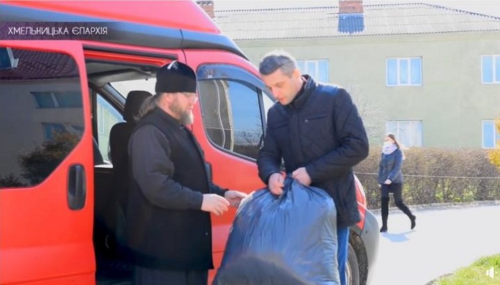 Віруючі Хмельницької єпархії УПЦ передали в лікарні 2 тис. захисних масок