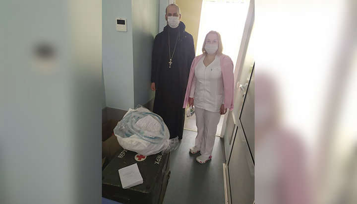 Doctors of Kyiv hospital thanks UOC cleric for help