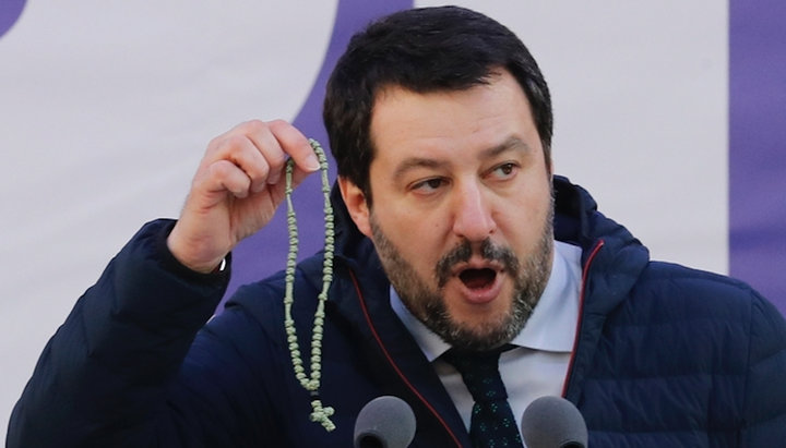 Якщо можна купити сигарети, то чому не піти на службу Божу? – політик