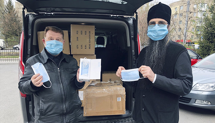 Винницкая епархия получила от фонда Новинского защитные маски для верующих