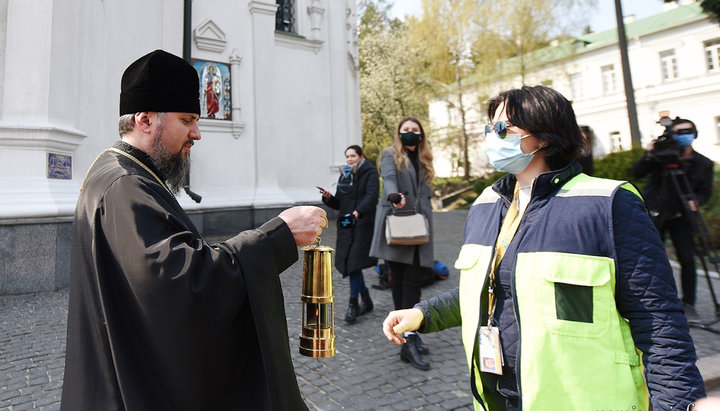 ПЦУ отримала Благодатний вогонь з рук співробітниці аеропорту «Бориспіль»