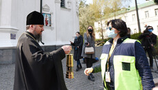 ПЦУ отримала Благодатний вогонь з рук співробітниці аеропорту «Бориспіль»