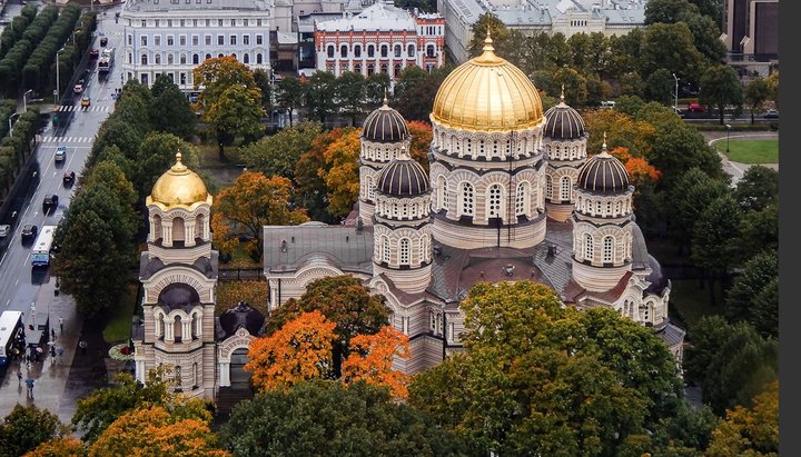 Священикам Латвії виплатять по 300 євро через карантин