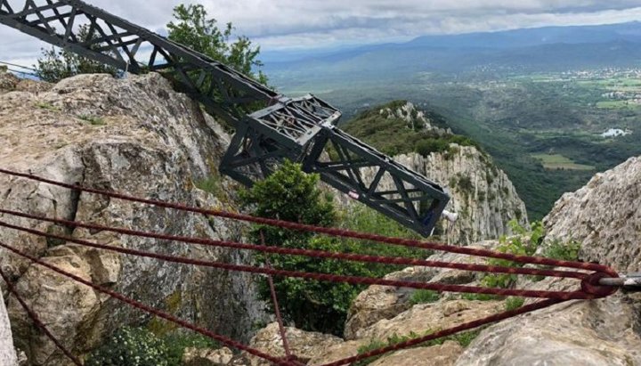Вандалы повалили и разрезали 10-метровый крест на вершине Сен-Лу во Франции