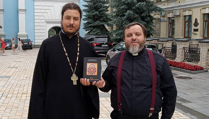 The "hierarch" of the OCU Gabriel (Kryzyna) (right). Photo: Krizina's Facebook Page