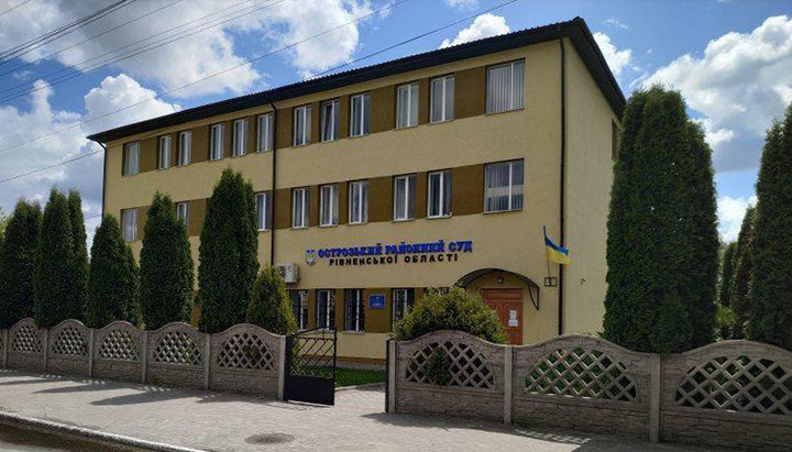 В Остроге патруль возместит ущерб водителю благотворительного автобуса УПЦ