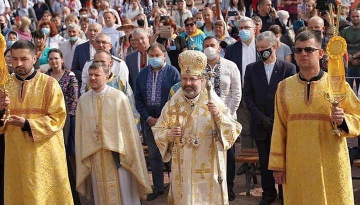 «Правда и Бог с нами», – Порошенко помолился с униатами в Зарванице