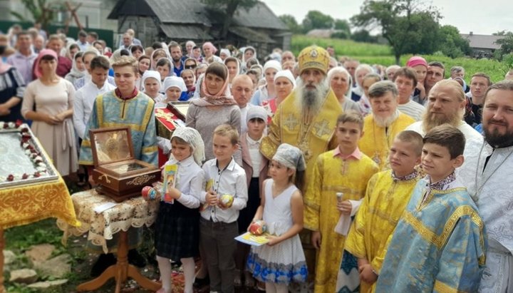 Ієрарх УПЦ звершив літургію у постраждалому від рейдерства приході в Стінці