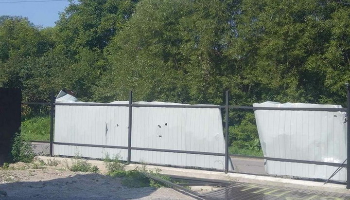 В Золочеве боевики в масках разгромили ограду дома священника УПЦ. Фото: facebook.com/mykola.danylevych