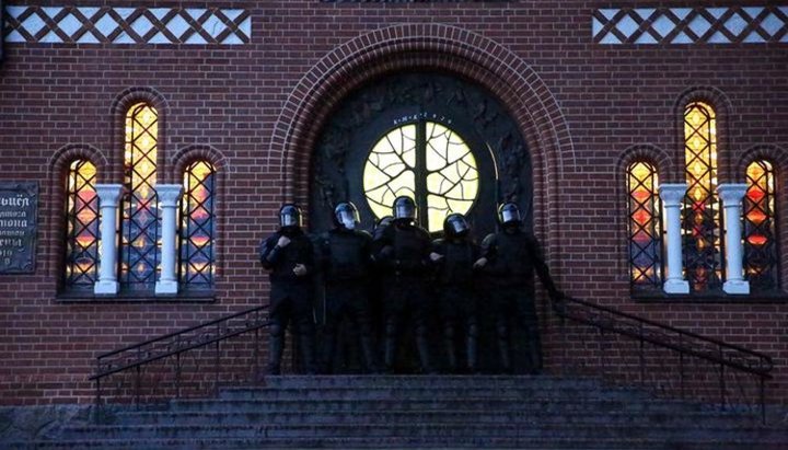 В РКЦ Беларуси возмутились, что силовики заблокировали активистов в костеле