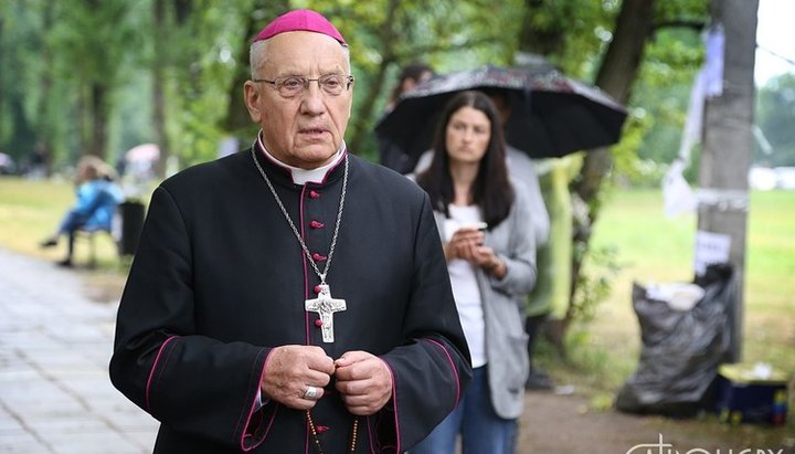 Head of Belarusian Catholics deprived of Belarusian passport
