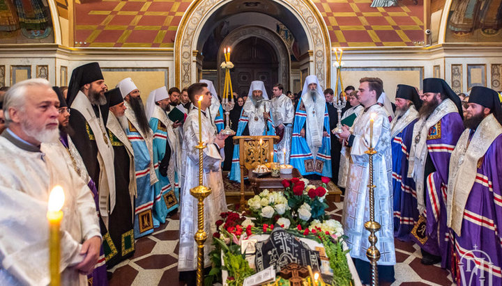 Заупокойное богослужение в Успенском соборе. Фото: news.church.ua