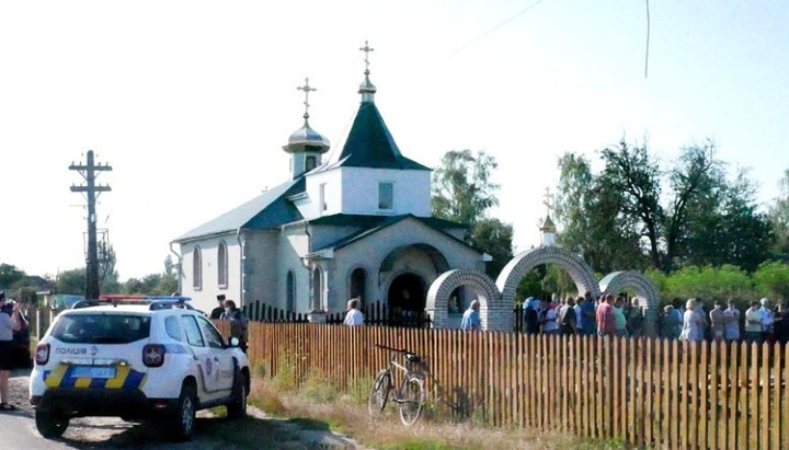 OCU supporters trying to seize the UOC temple in Volyn