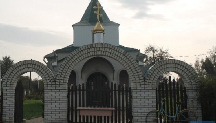 Після облоги храму УПЦ в Галинівці активісти ПЦУ повісили на нього замки