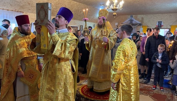 Ієрарх УПЦ звершив богослужіння у тимчасовому храмі гнаної громади Жидичина