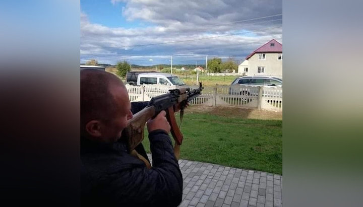 У селі Клепачів активісти ПЦУ «взяли на приціл» будинок священника УПЦ