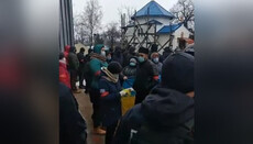 Рейдеры из ПЦУ штурмуют храм УПЦ в Михальче