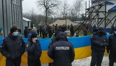Кастеты, биты, слезоточивый газ: верующие УПЦ о штурме храма в Михальче