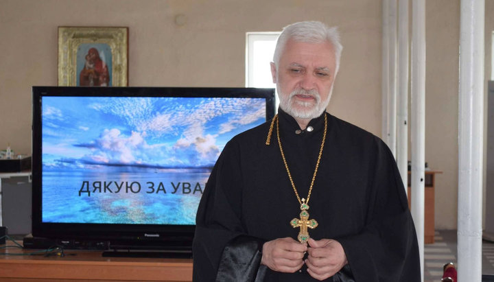 В Запорожье священника УПЦ ранили ножом в голову