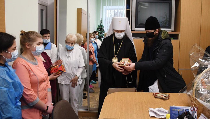 Митрополит Никодим поздравил с Рождеством врачей, вылечивших его от COVID